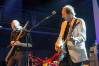 Tony Levin a Adrian Belew na koncertě v divadle Archa 27. března 2014