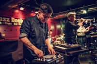 DJ Shigeta a Dave Douglas v pražském klubu Jazz Dock 23. dubna 2015 
