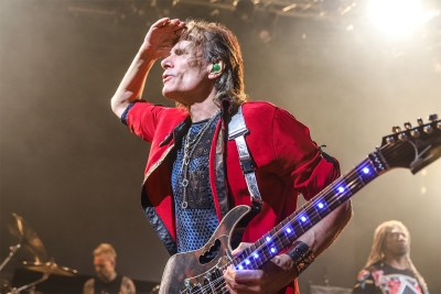 Steve Vai při koncertu v Lucerna Music Baru 29. 4. 2023