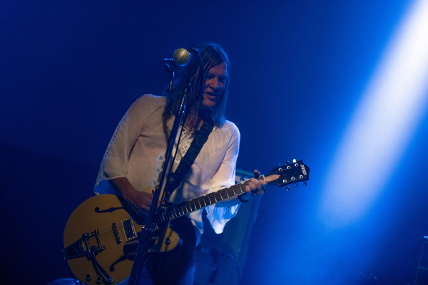 The Dandy Warhols ve tmě při vystoupení v Lucerna Music Baru