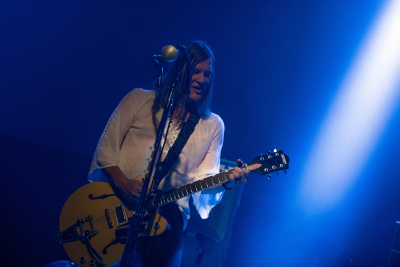 The Dandy Warhols ve tmě při vystoupení v Lucerna Music Baru