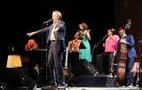 Herec a zpěvák Hugh Laurie vystoupil v brněnské Kajot Aréně