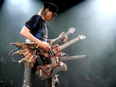 Steve Vai na koncertě v Lucerna Music Baru dne 29. dubna 2023
