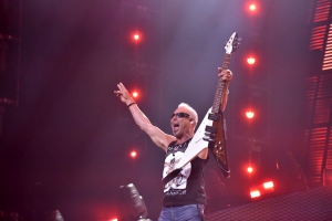 Kytarista Scorpions Rudolf Schenker v pražské O2 Areně.