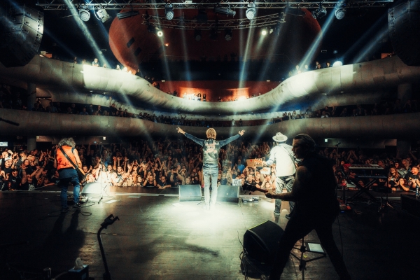 Duff McKagan zdraví Brno