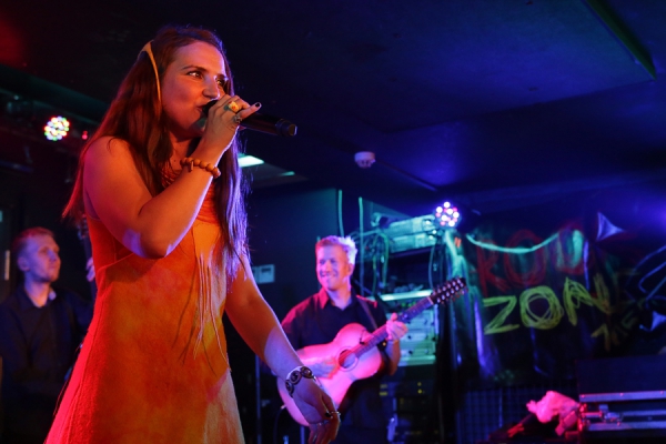 Karoliina Kantelinen při koncertu se skupinou Värttinä v Rock Café 22. 5. 2014