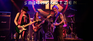 Adrian Smith s Richie Kotzenem a jeho ženou, basistkou Julií Lage