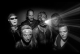 Till Lindemann spolupracuje s Peterem Tägtgrenem, na fotografii se skupinou Rammstein (uprostřed)