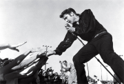 Elvis Presley na koncertě v Tupelo ve státě Mississippi v roce 1956 