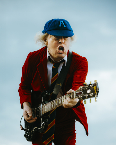 Angus Young, jak ho zná každý rockový fanoušek na světě.